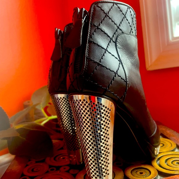 CHANEL calfskin ankle boots. - Picture 6 of 7